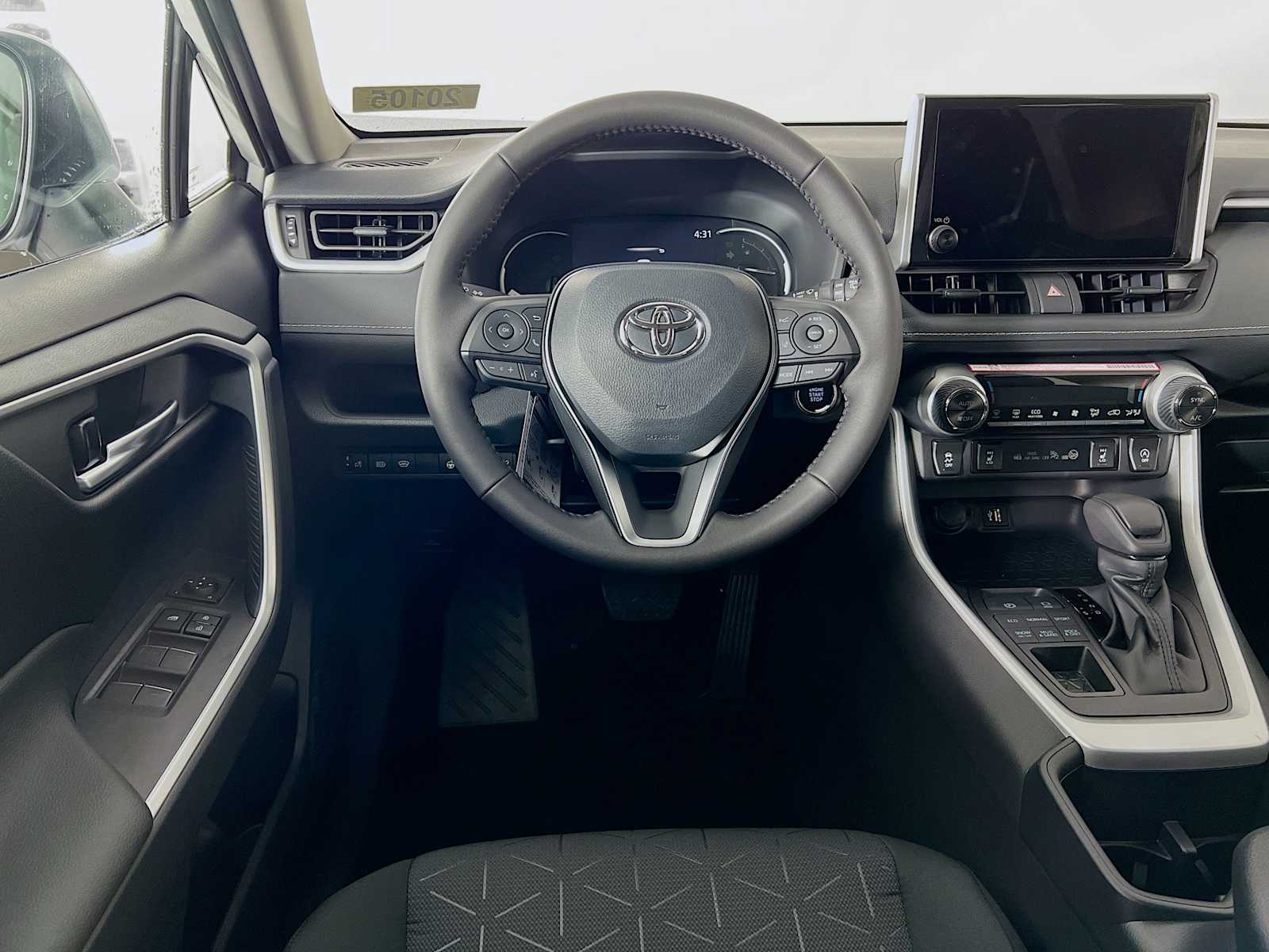 2025 Toyota RAV4 XLE - Photo 15