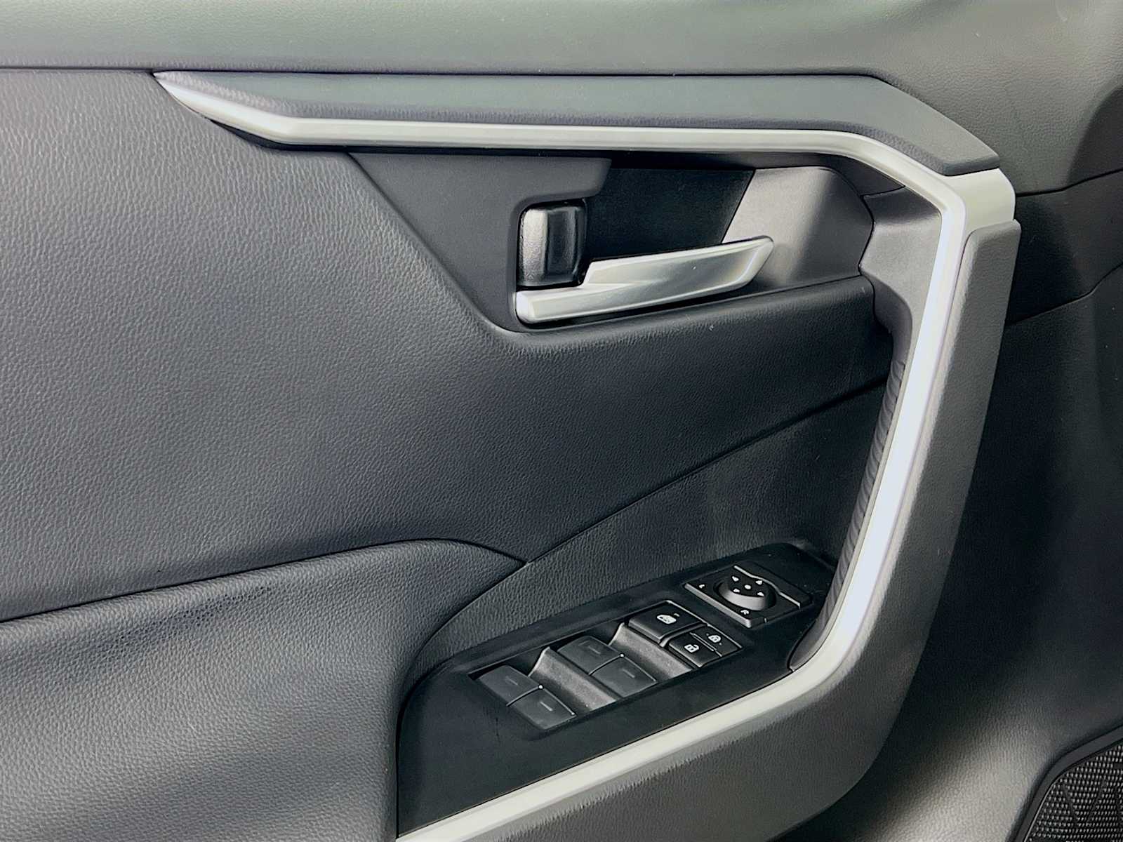 2025 Toyota RAV4 XLE - Photo 16