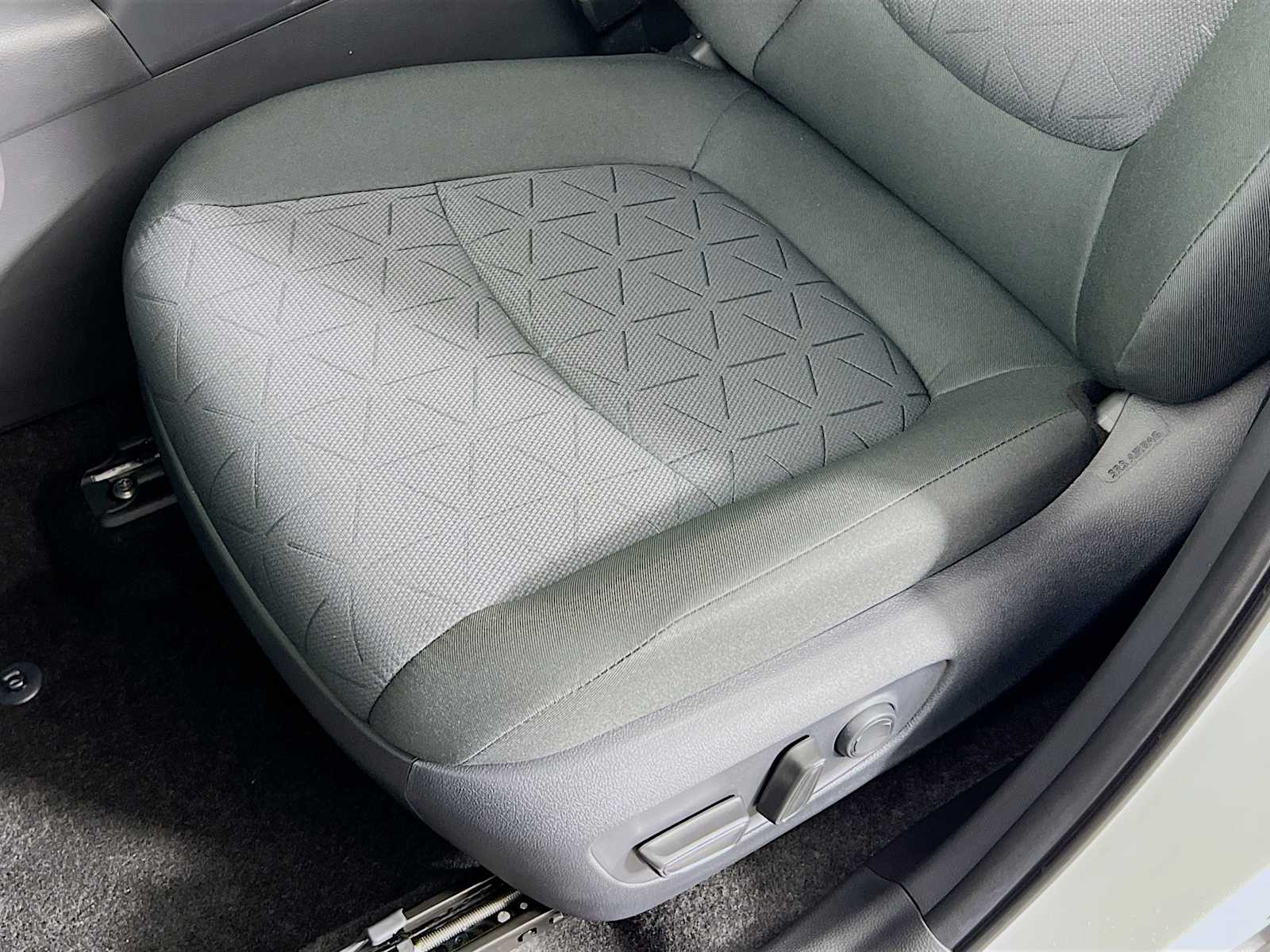 2025 Toyota RAV4 XLE - Photo 17