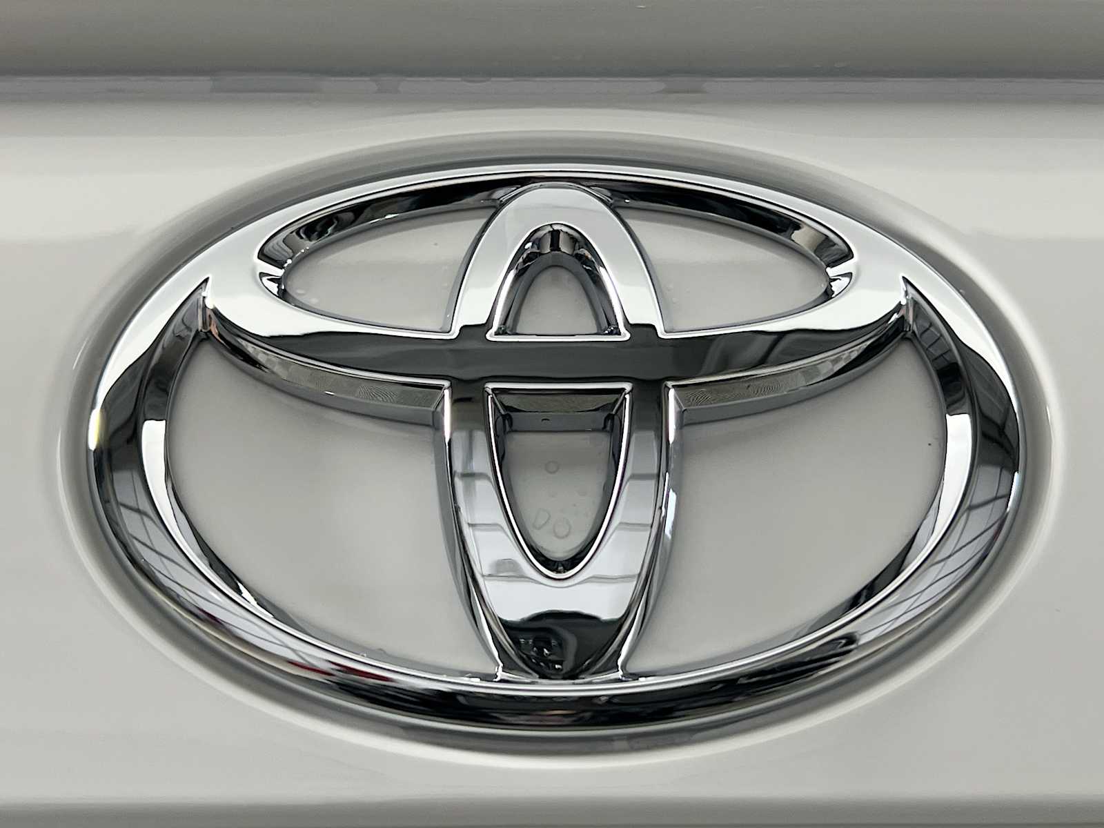 2025 Toyota RAV4 XLE - Photo 18