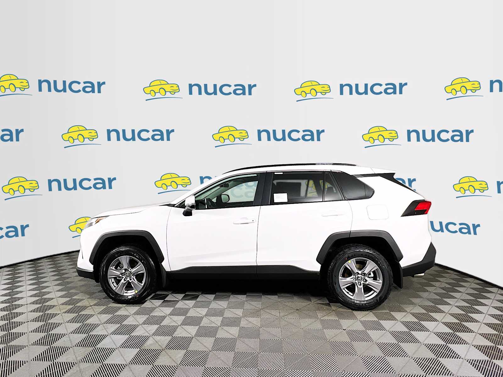 2025 Toyota RAV4 XLE - Photo 3