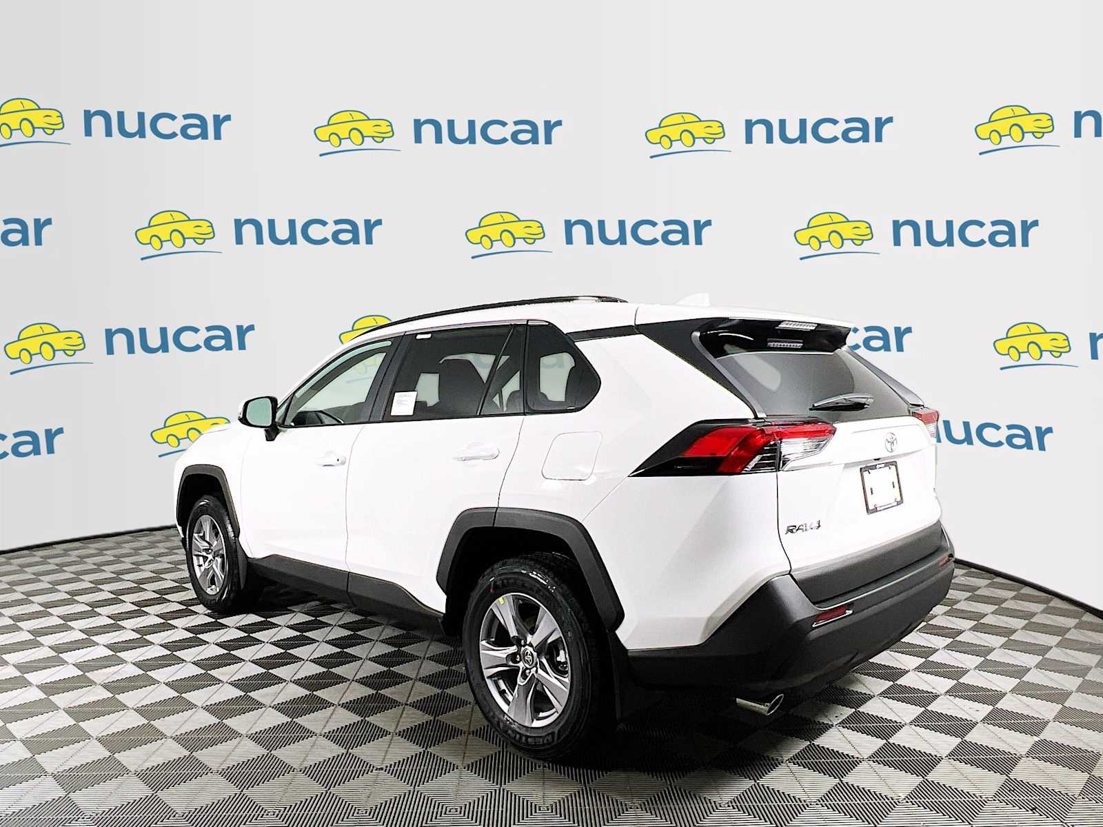 2025 Toyota RAV4 XLE - Photo 4