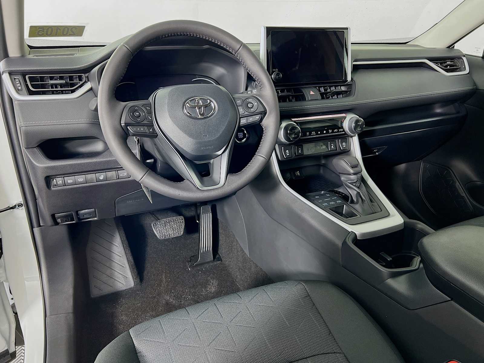 2025 Toyota RAV4 XLE - Photo 6