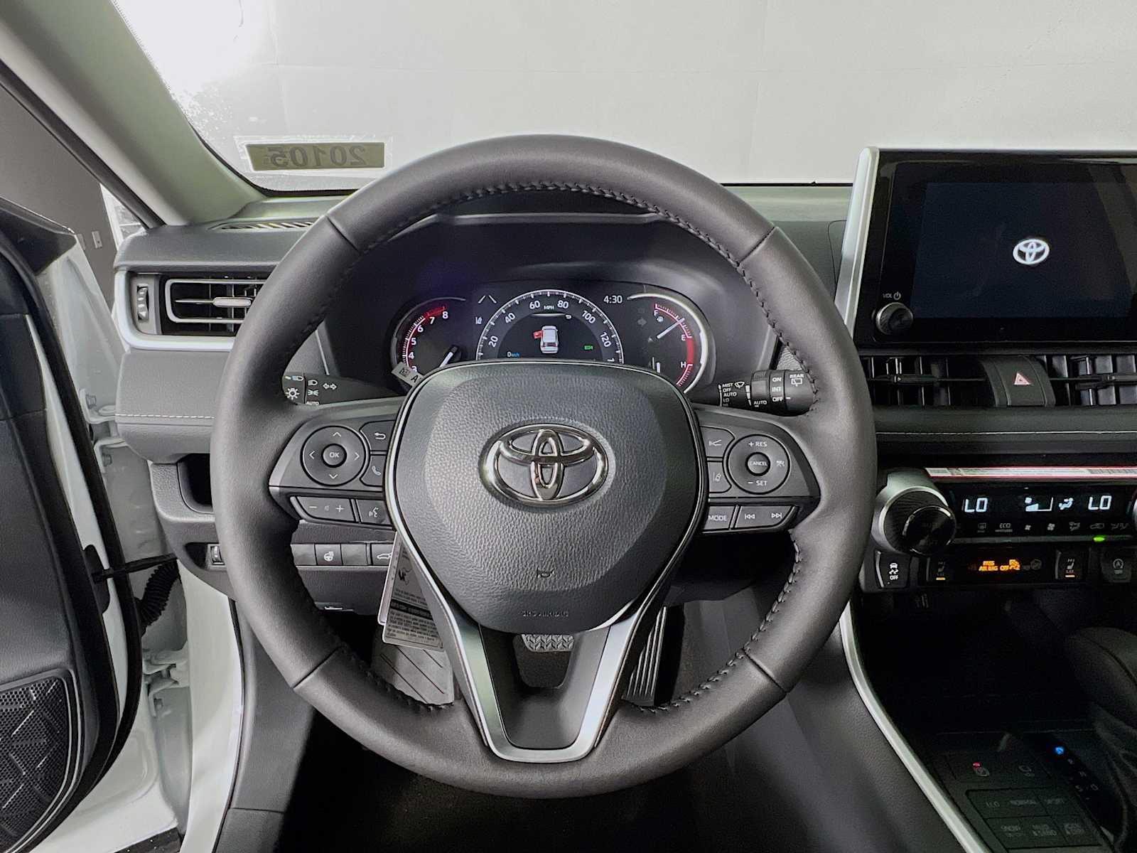 2025 Toyota RAV4 XLE - Photo 7