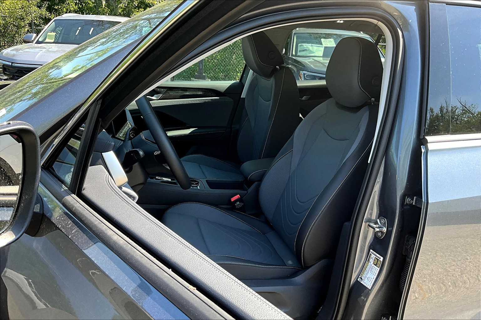 2025 Volkswagen Tiguan SE - Photo 11