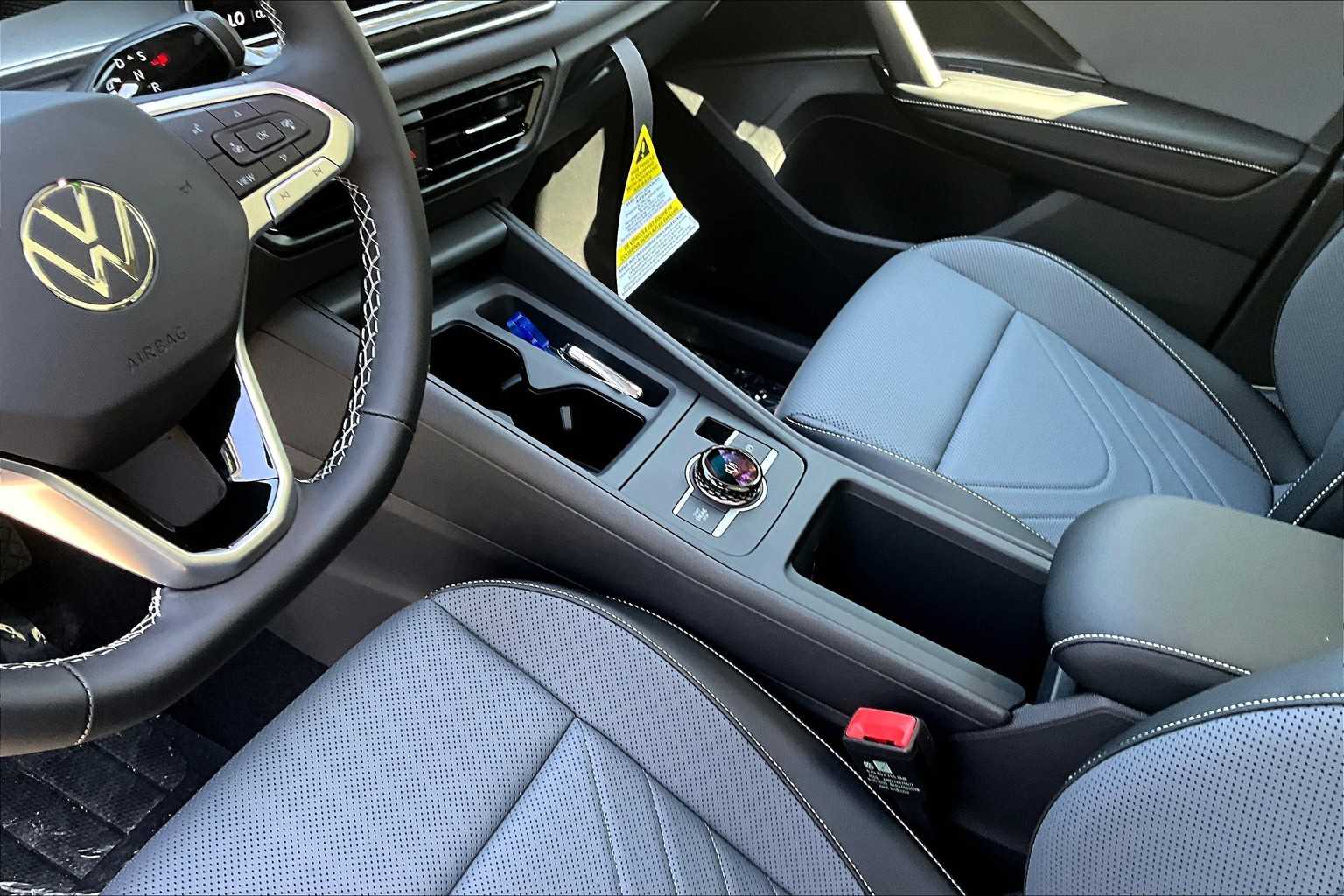 2025 Volkswagen Tiguan SE - Photo 14
