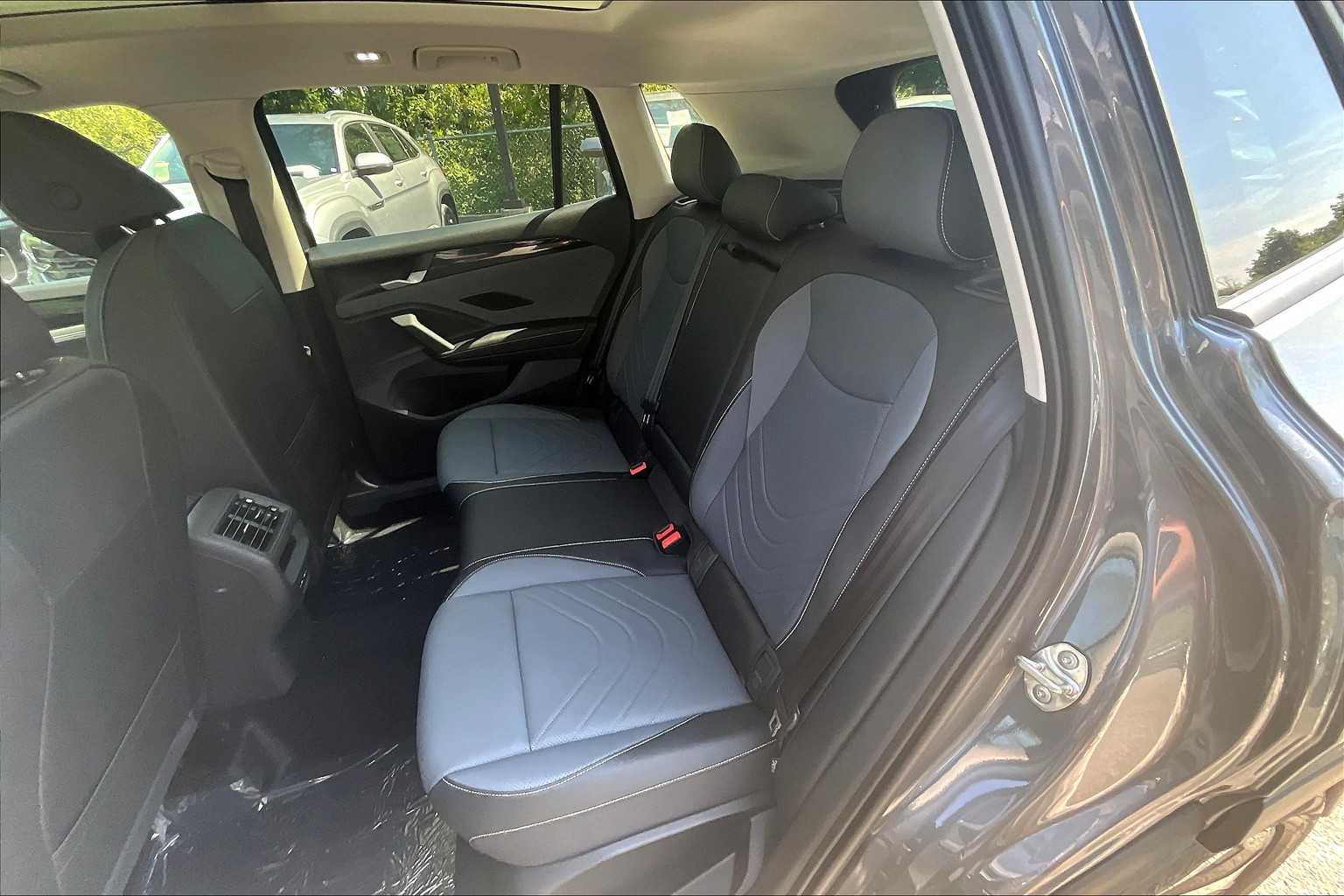 2025 Volkswagen Tiguan SE - Photo 15