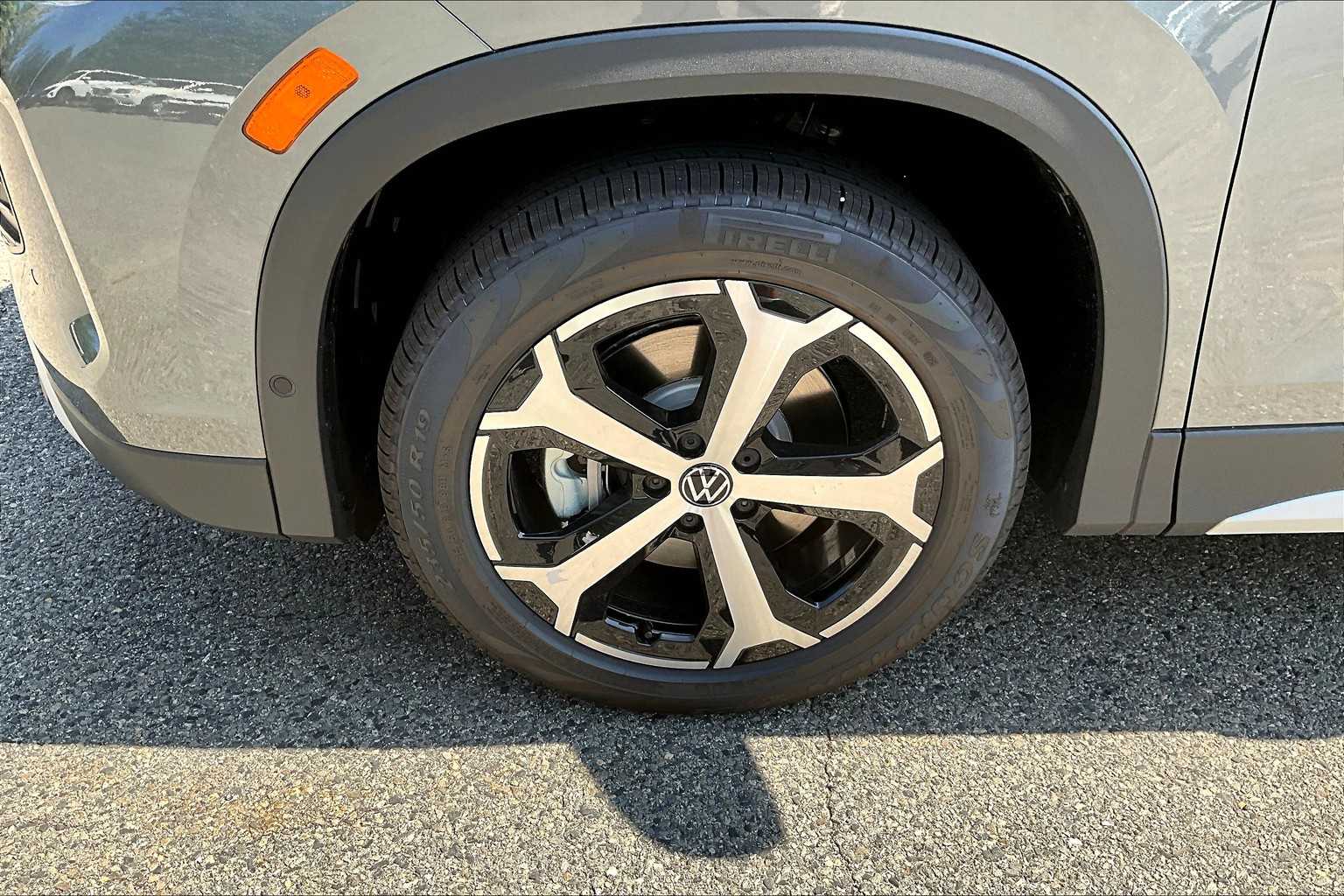 2025 Volkswagen Tiguan SE - Photo 8