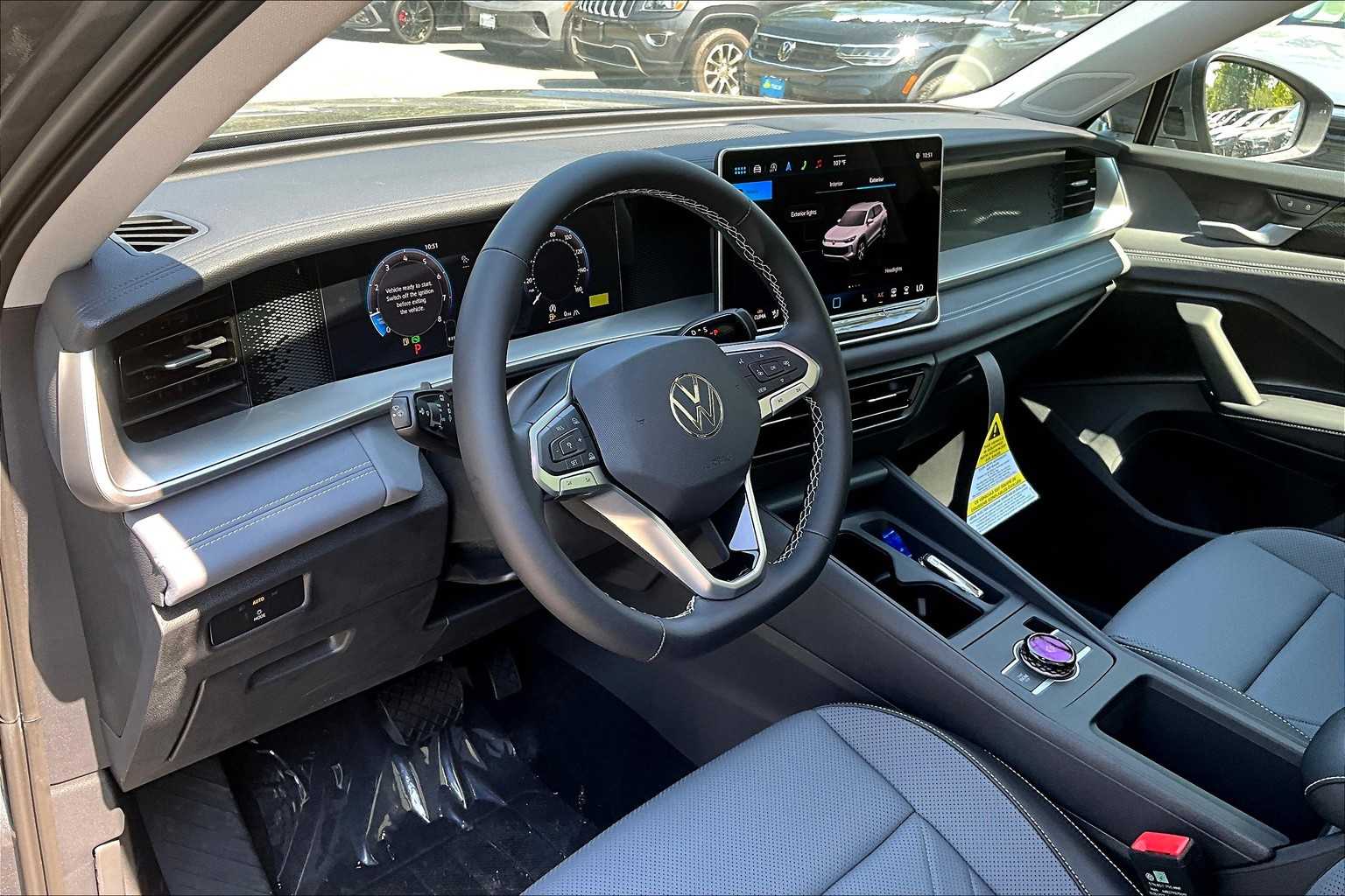 2025 Volkswagen Tiguan SE - Photo 9