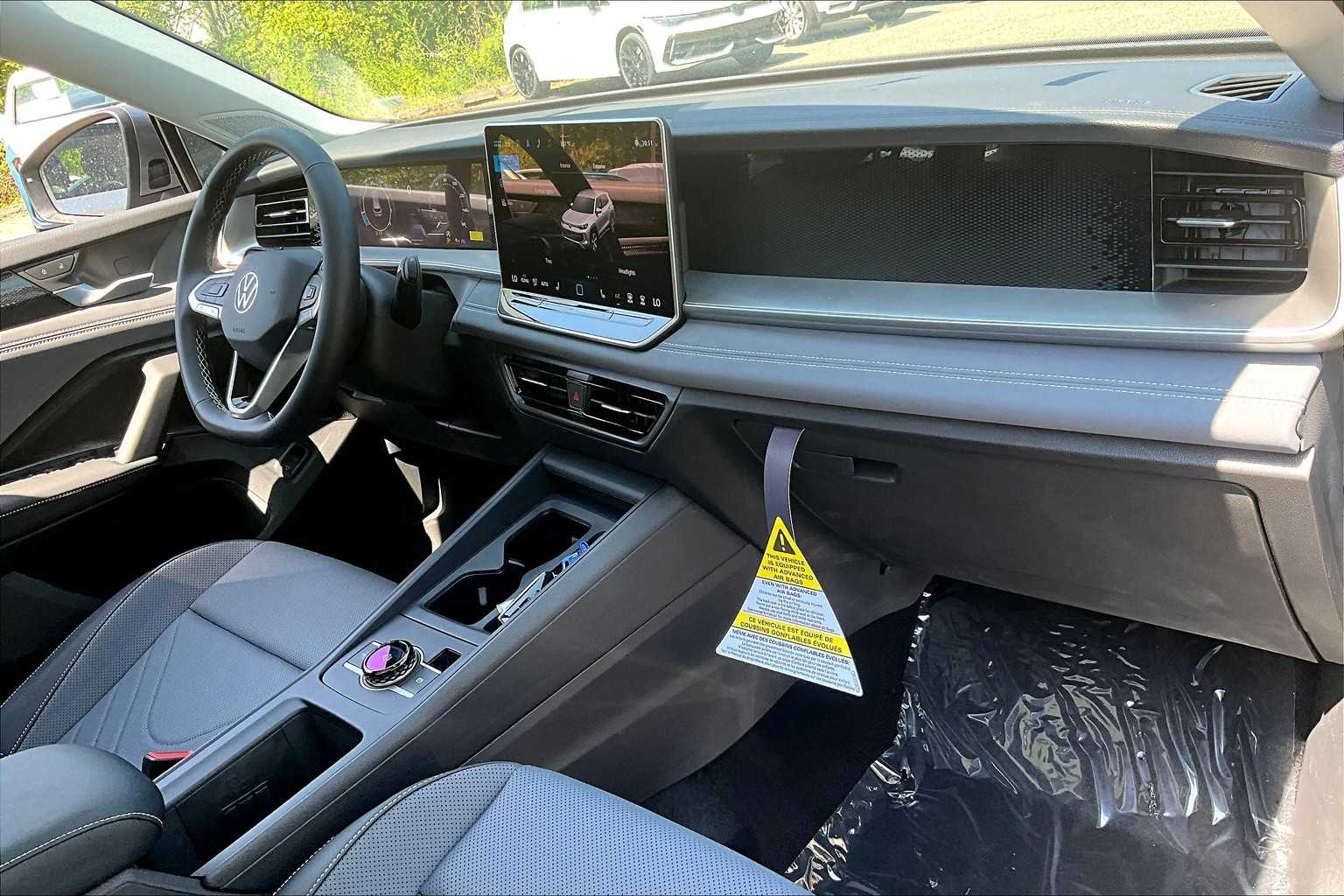 2025 Volkswagen Tiguan SE - Photo 10