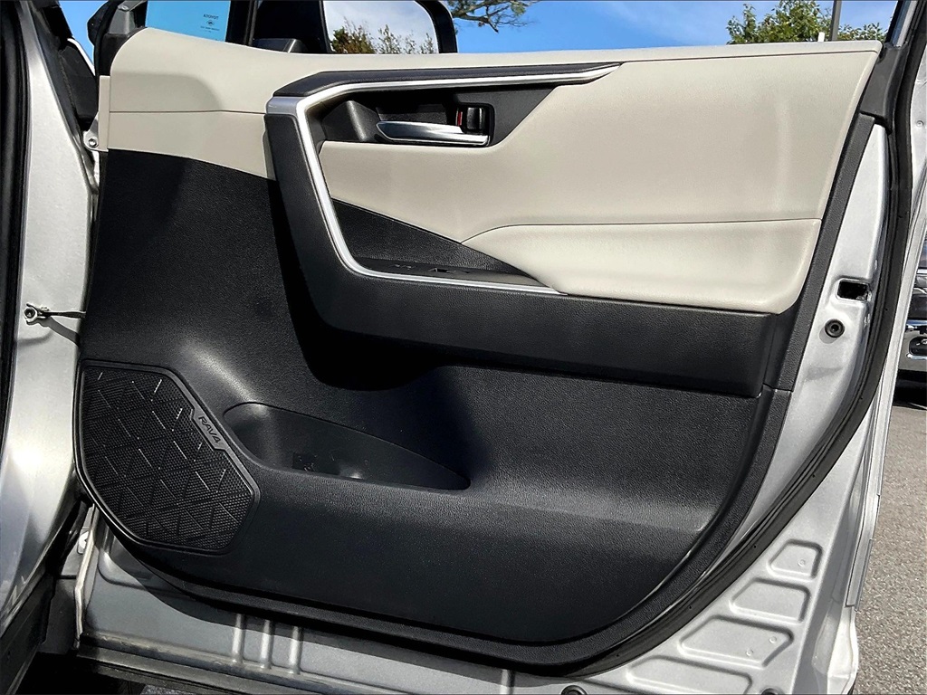 2022 Toyota RAV4 Hybrid XLE - Photo 11