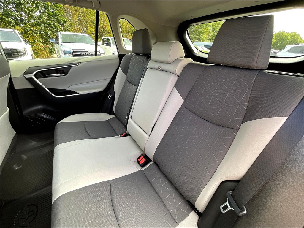 2022 Toyota RAV4 Hybrid XLE - Photo 14