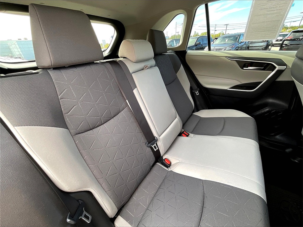 2022 Toyota RAV4 Hybrid XLE - Photo 15