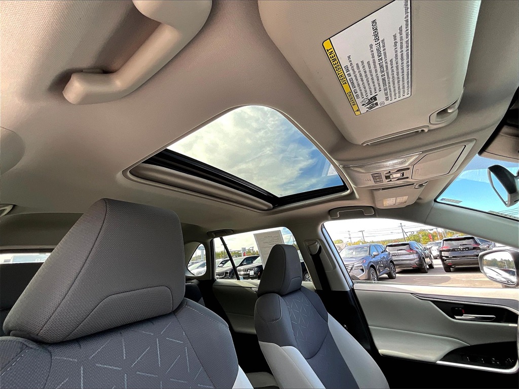 2022 Toyota RAV4 Hybrid XLE - Photo 21