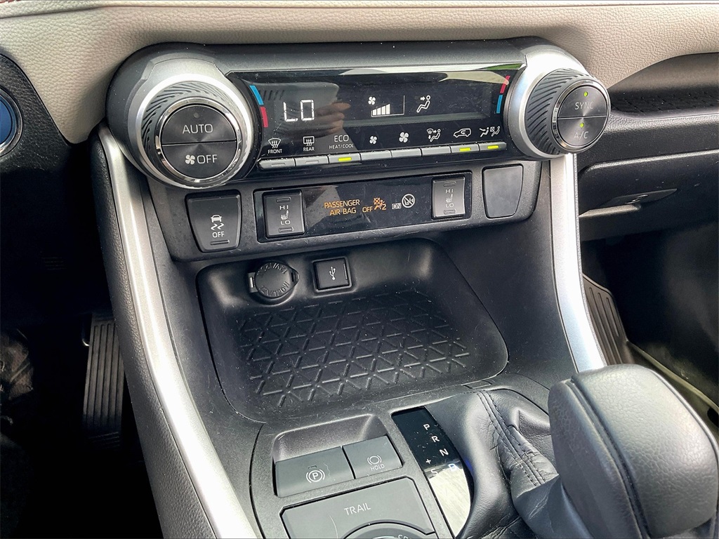 2022 Toyota RAV4 Hybrid XLE - Photo 25