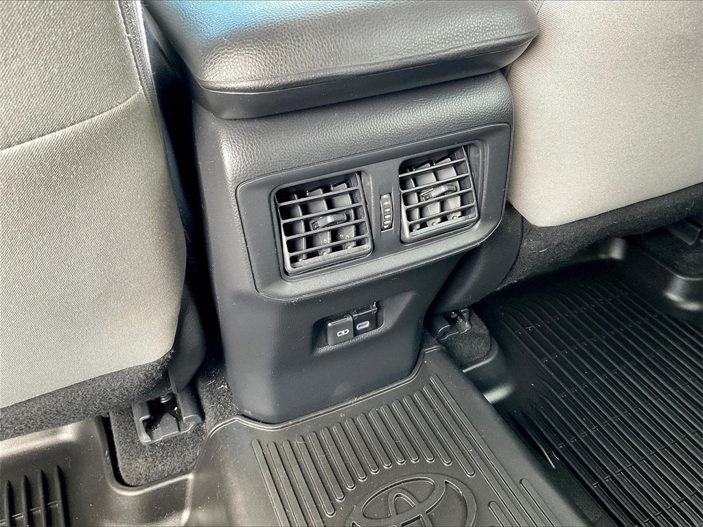 2022 Toyota RAV4 Hybrid XLE - Photo 27