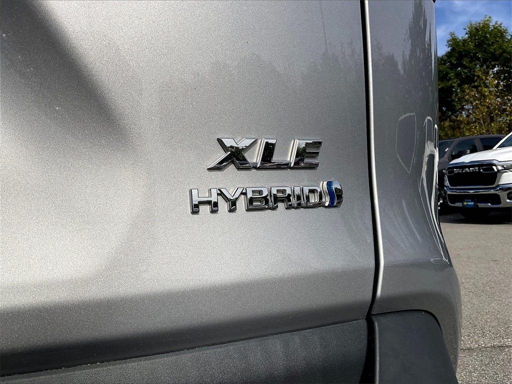 2022 Toyota RAV4 Hybrid XLE - Photo 28