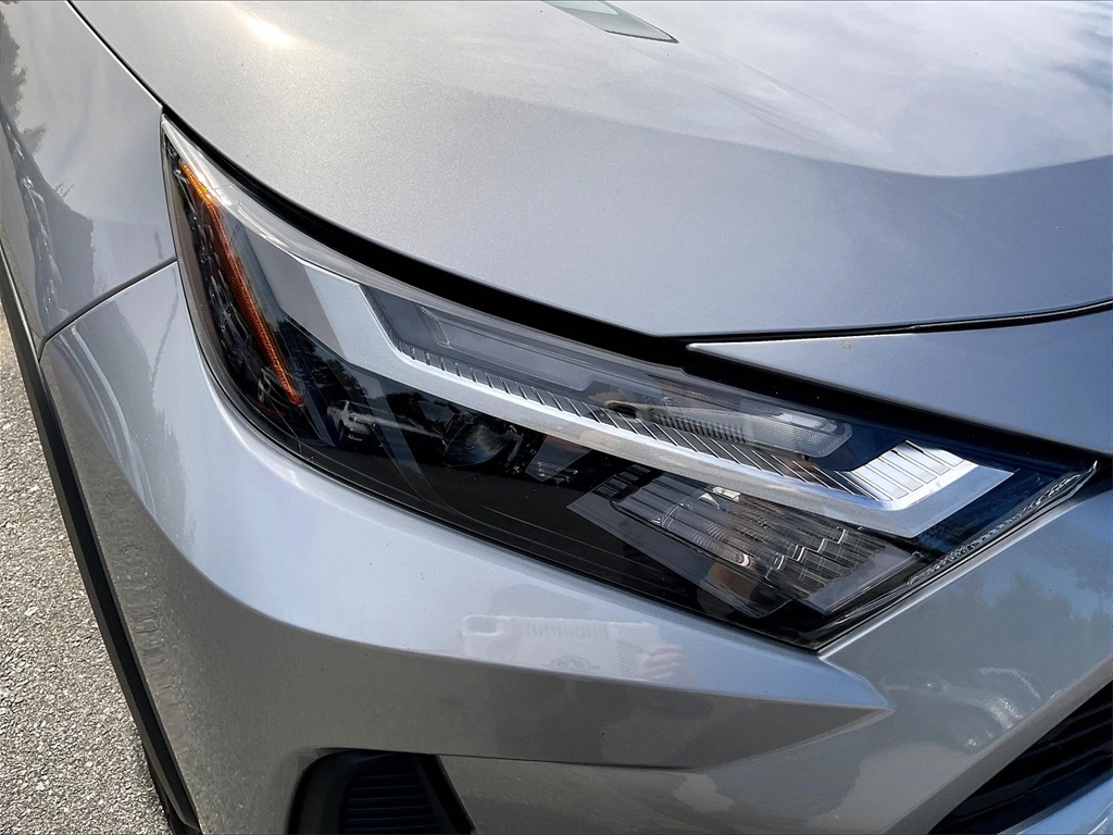 2022 Toyota RAV4 Hybrid XLE - Photo 31