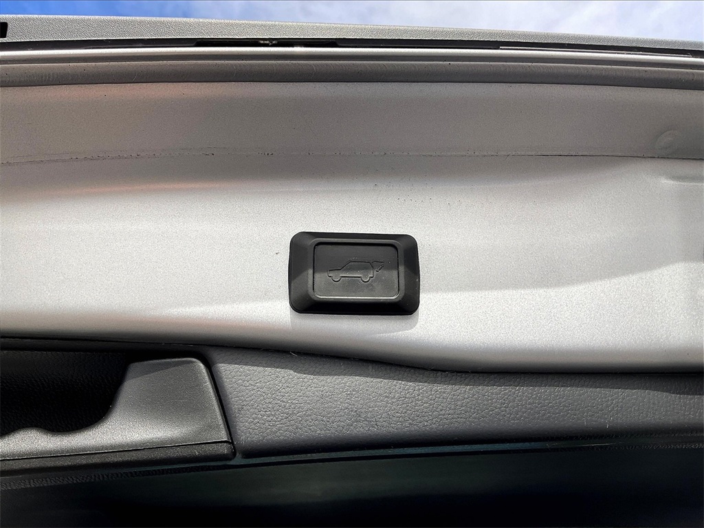 2022 Toyota RAV4 Hybrid XLE - Photo 37