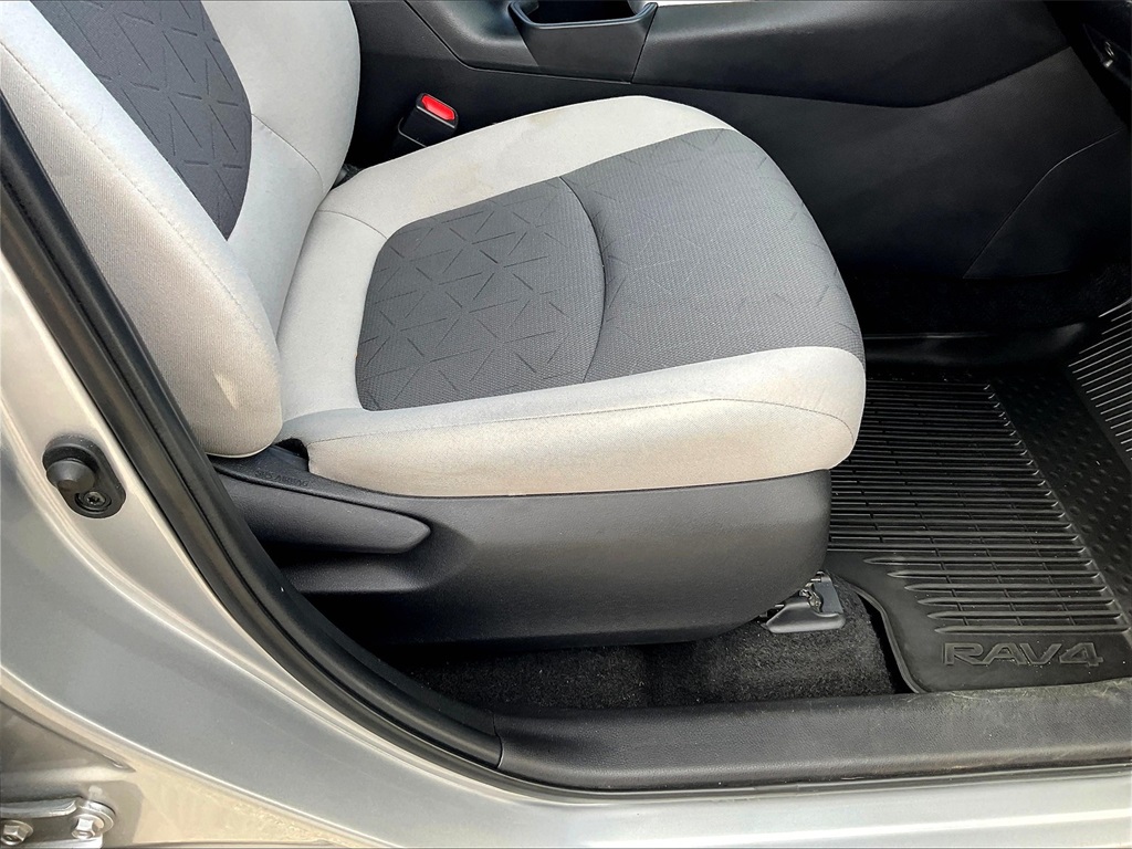 2022 Toyota RAV4 Hybrid XLE - Photo 38