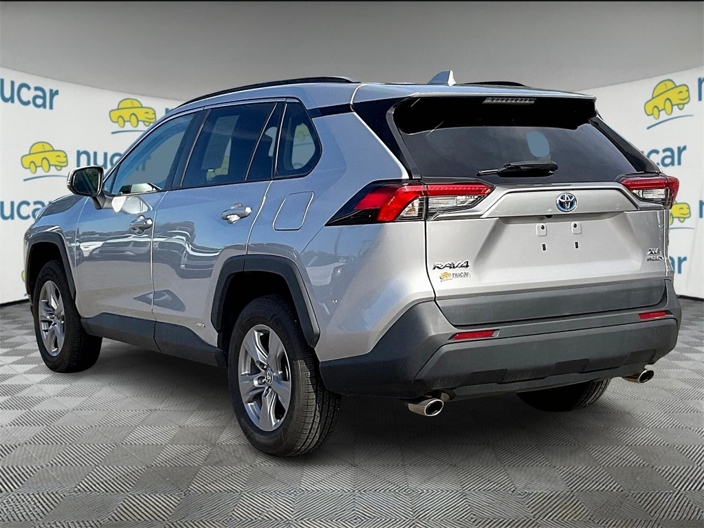 2022 Toyota RAV4 Hybrid XLE - Photo 4