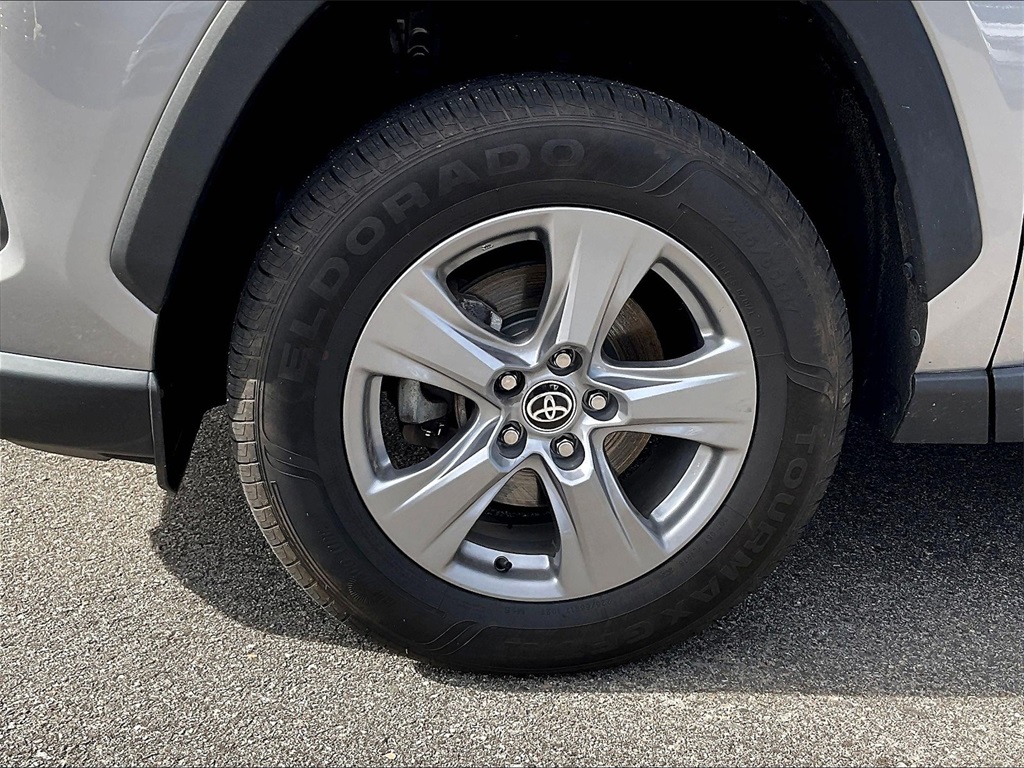 2022 Toyota RAV4 Hybrid XLE - Photo 7