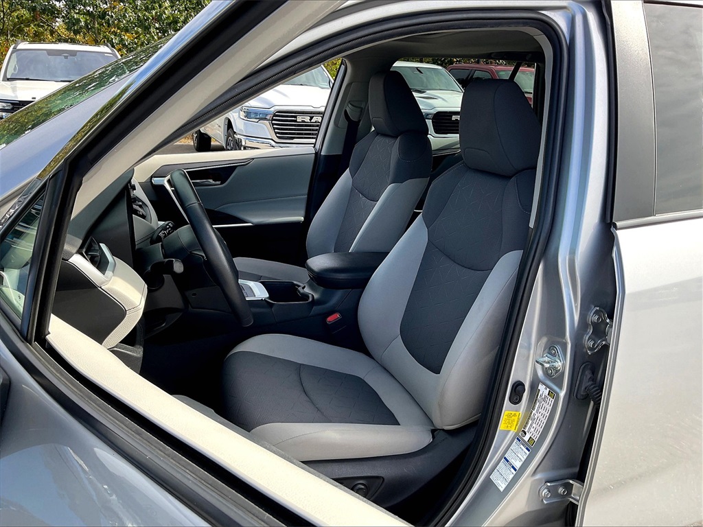 2022 Toyota RAV4 Hybrid XLE - Photo 9