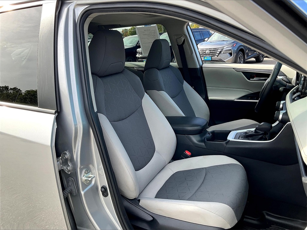 2022 Toyota RAV4 Hybrid XLE - Photo 10