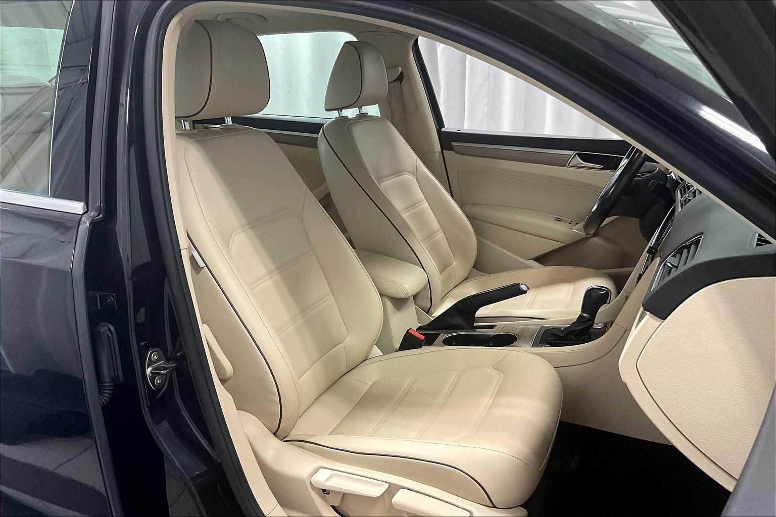 2017 Volkswagen Passat 1.8T SE w/Technology - Photo 11