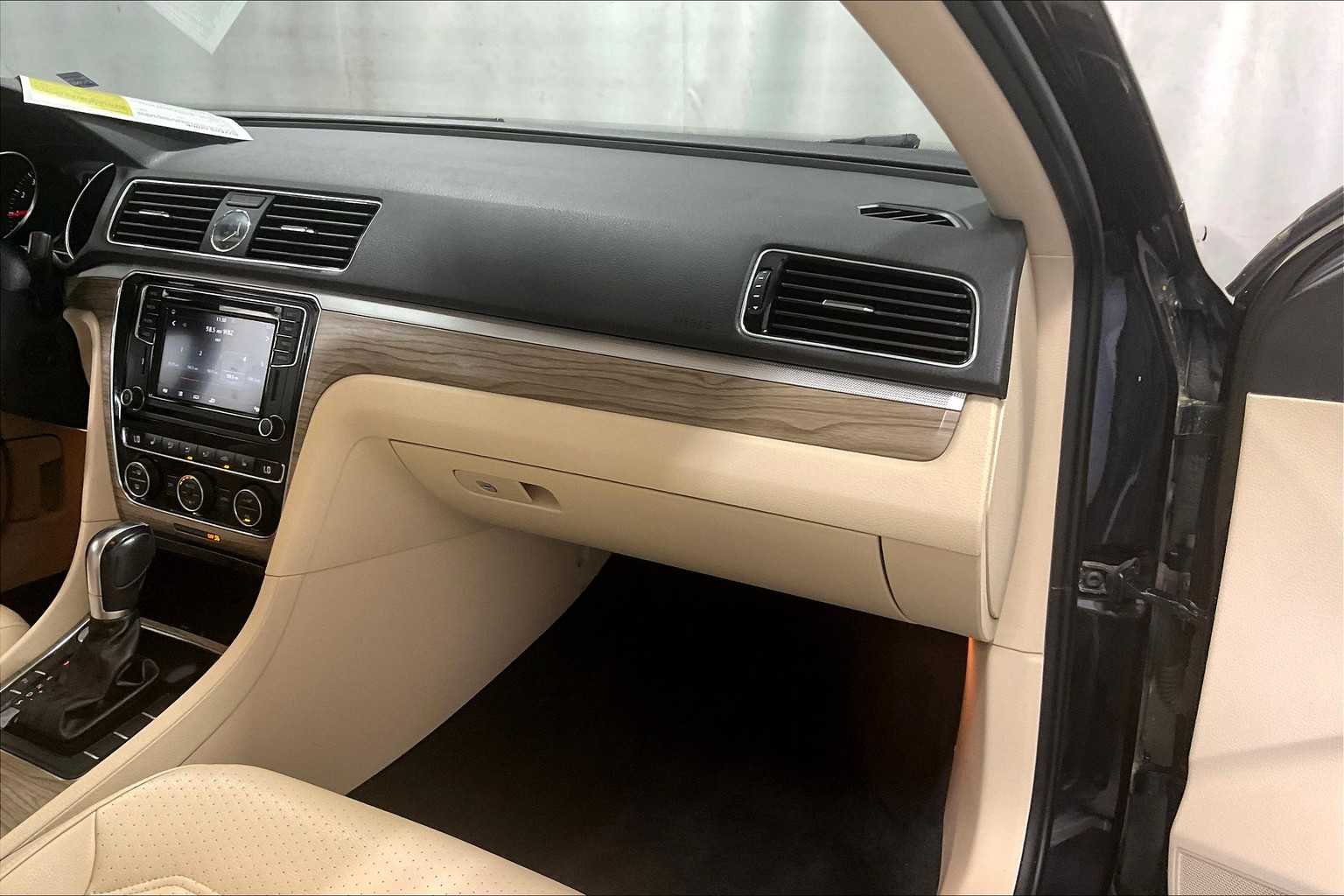2017 Volkswagen Passat 1.8T SE w/Technology - Photo 13