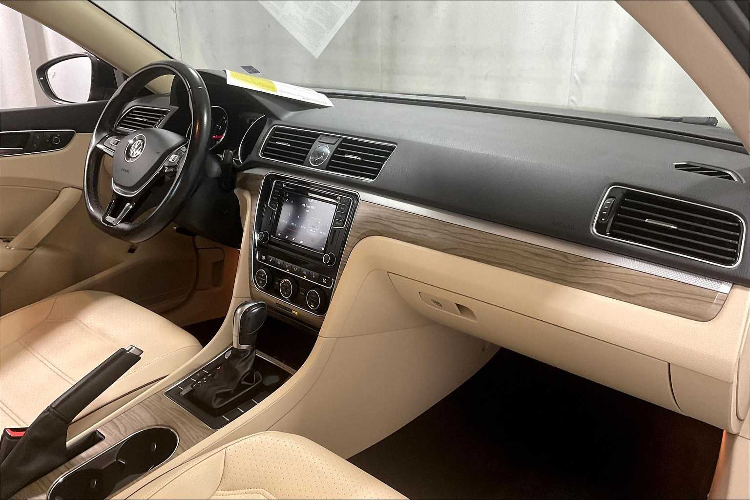 2017 Volkswagen Passat 1.8T SE w/Technology - Photo 14