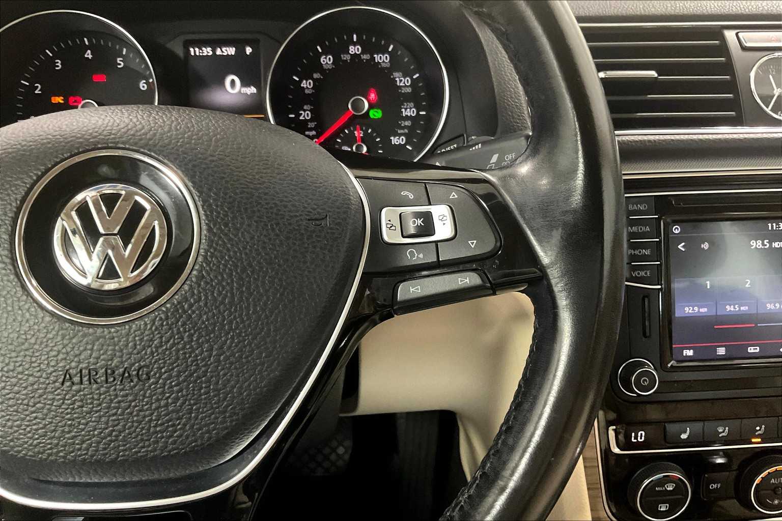 2017 Volkswagen Passat 1.8T SE w/Technology - Photo 24