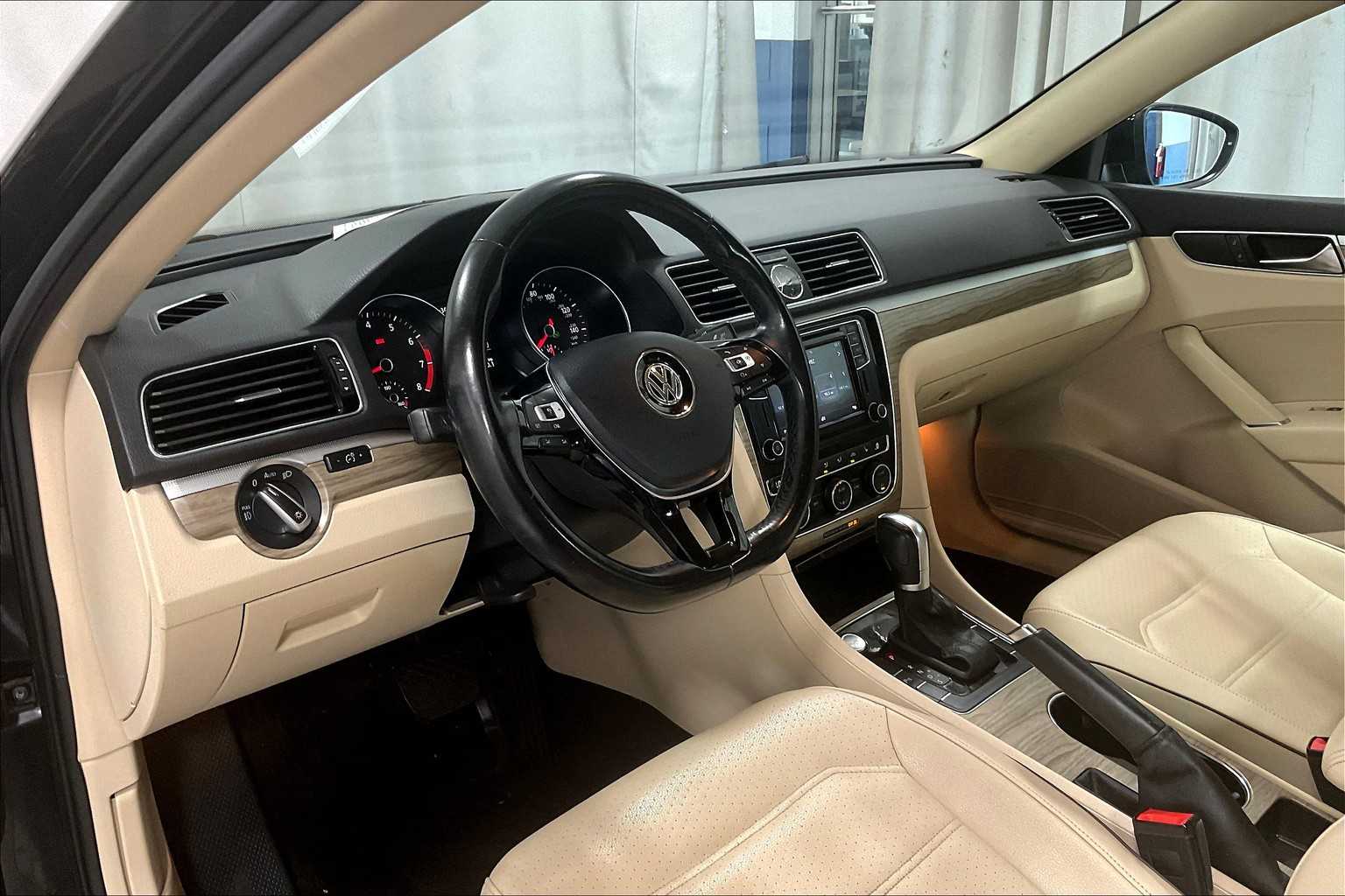 2017 Volkswagen Passat 1.8T SE w/Technology - Photo 8