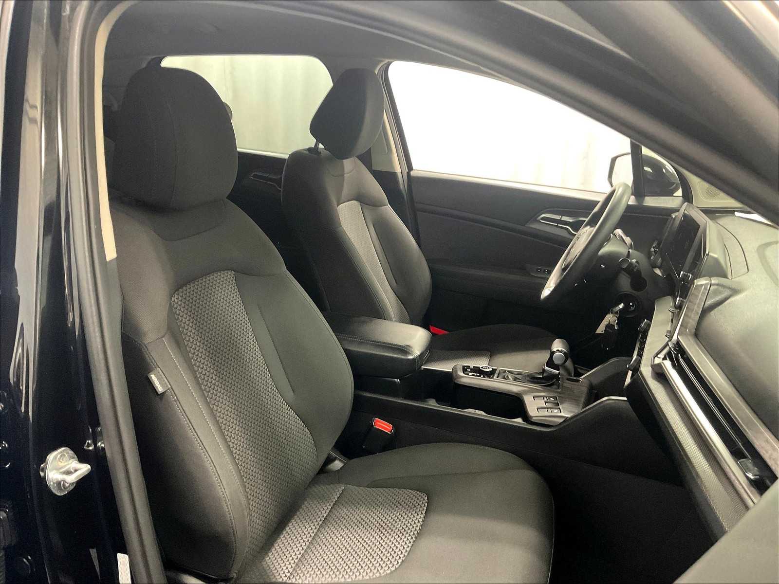 2023 Kia Sportage LX - Photo 11