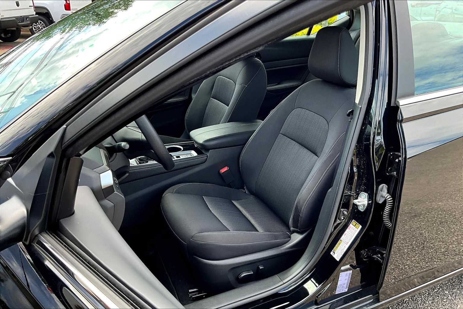 2023 Nissan Altima 2.5 SV - Photo 10