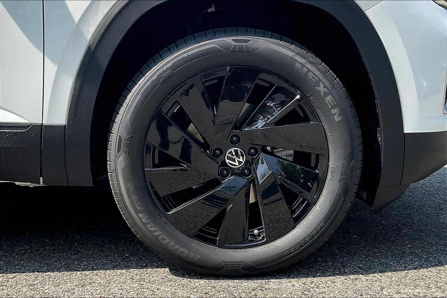 2025 Volkswagen Atlas 2.0T SE w/Technology - Photo 8