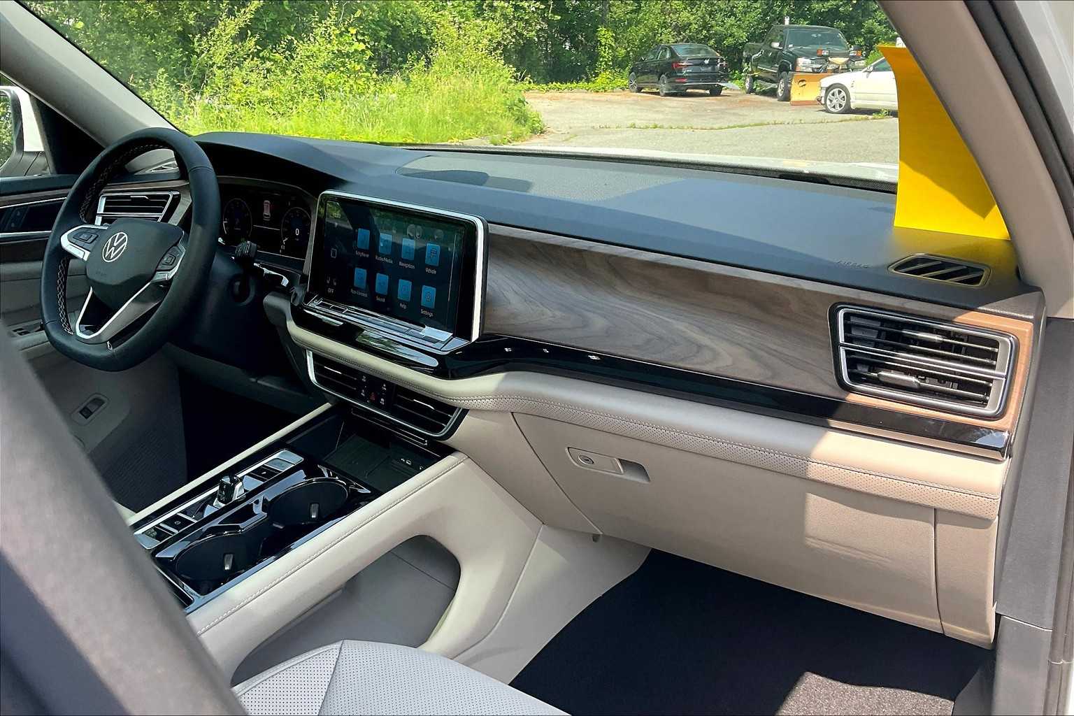 2025 Volkswagen Atlas 2.0T SE w/Technology - Photo 10