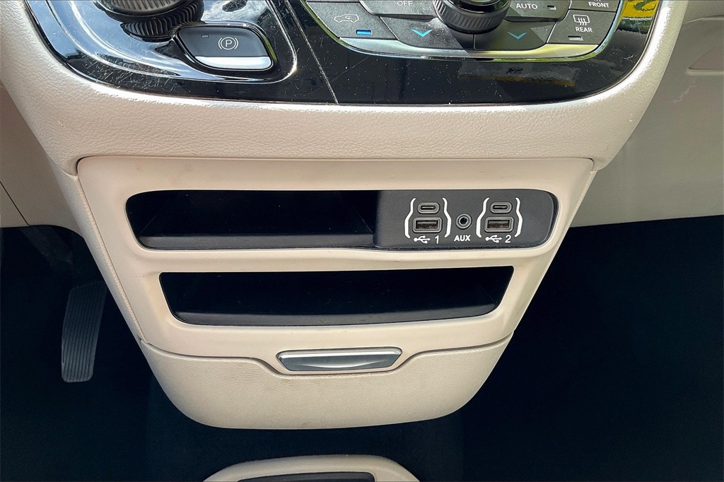 2023 Chrysler Pacifica Touring L - Photo 12