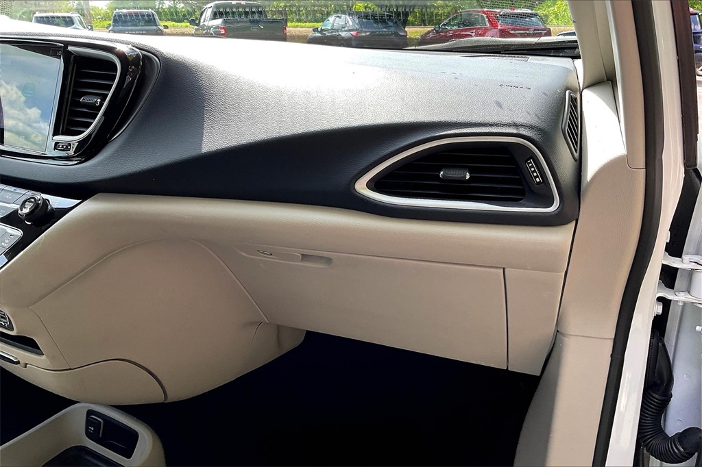 2023 Chrysler Pacifica Touring L - Photo 13