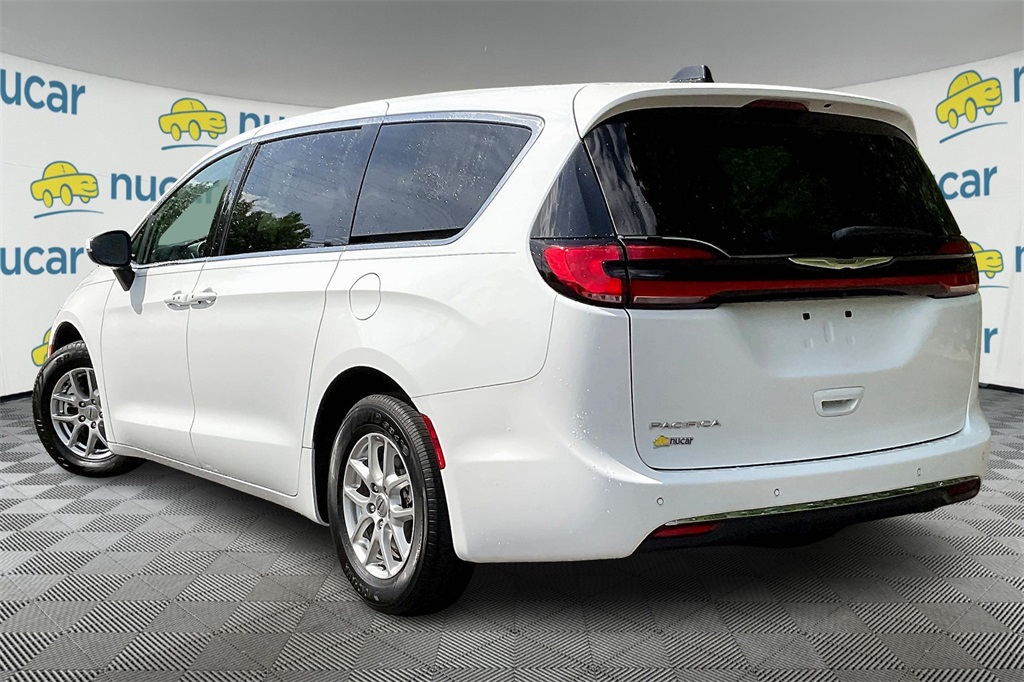 2023 Chrysler Pacifica Touring L - Photo 4