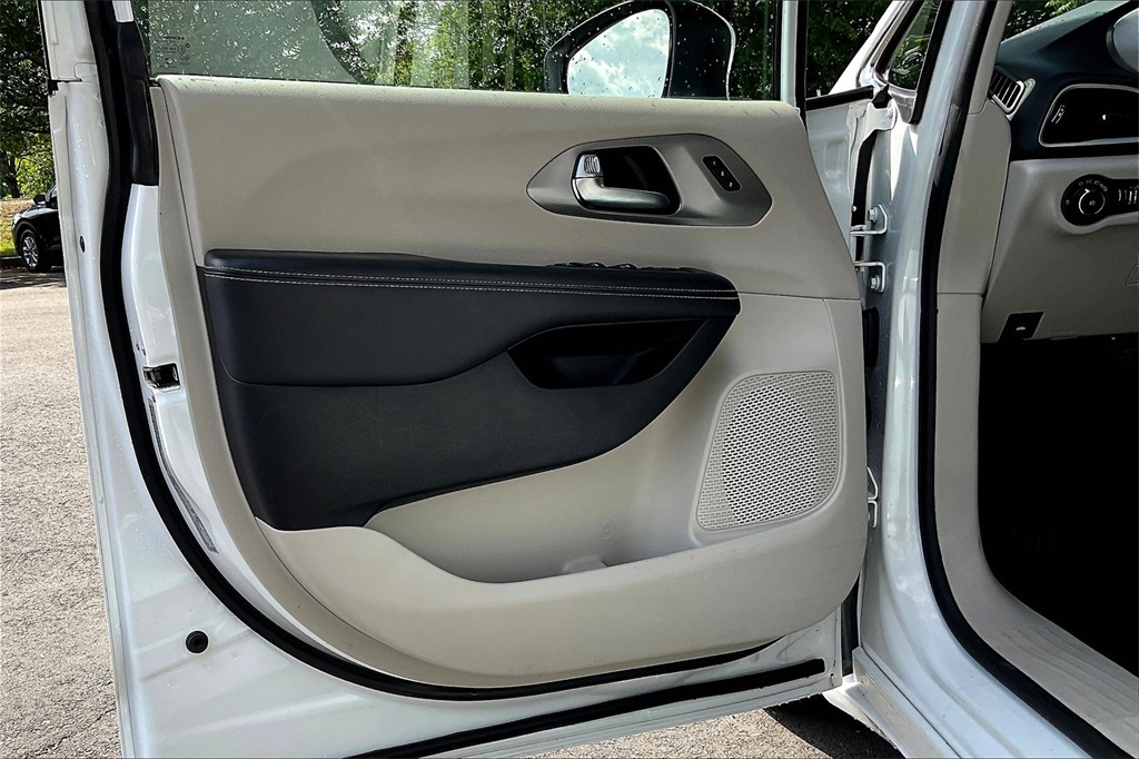 2023 Chrysler Pacifica Touring L - Photo 9