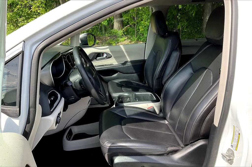 2023 Chrysler Pacifica Touring L - Photo 10