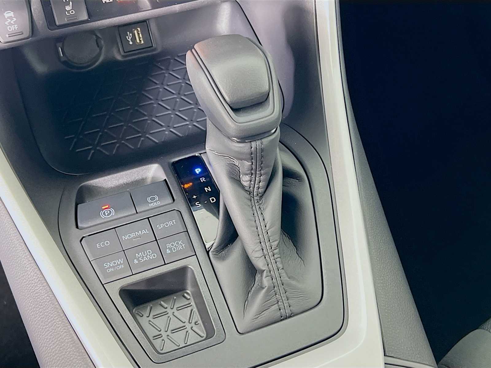 2025 Toyota RAV4 XLE - Photo 11