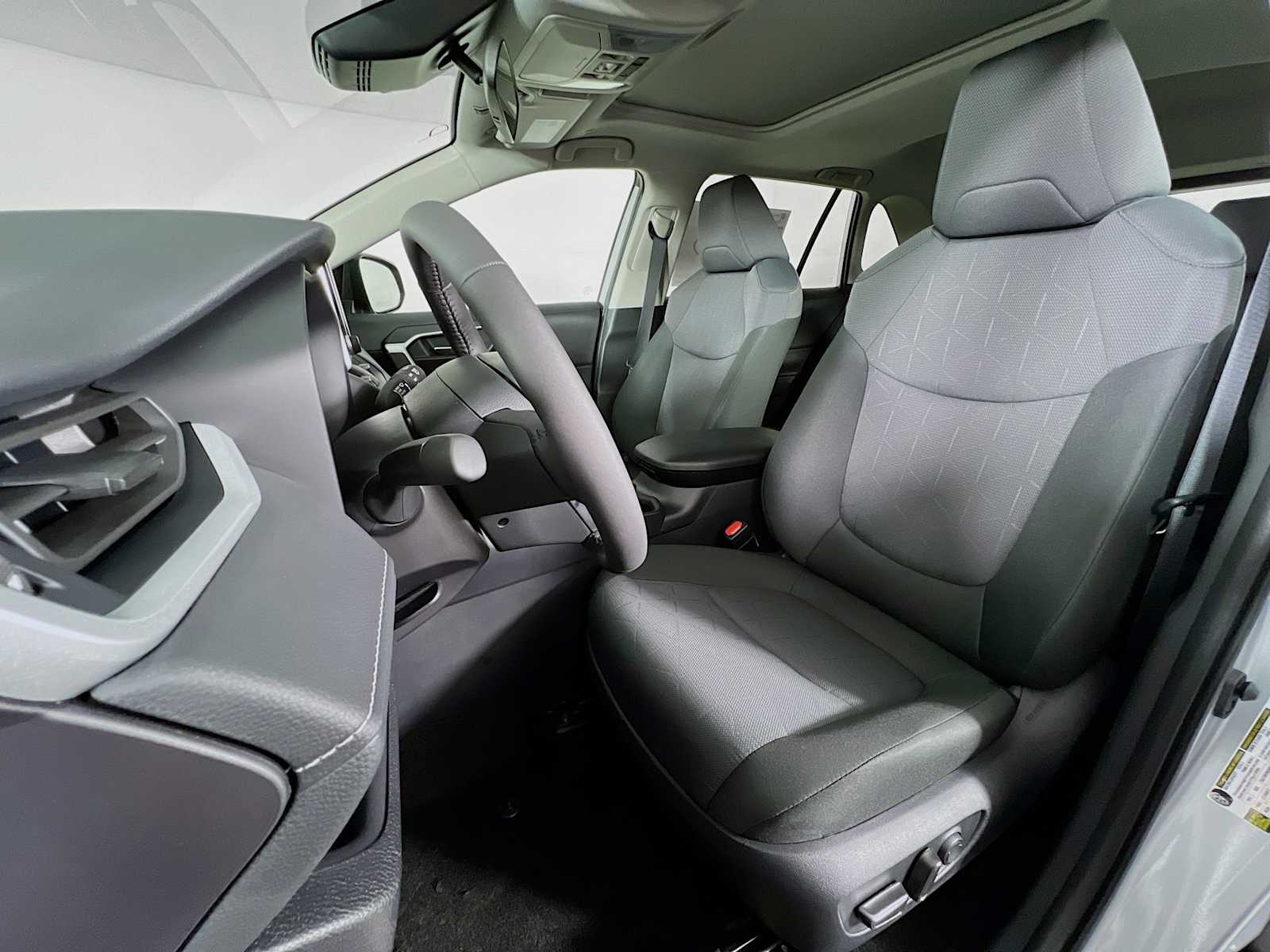 2025 Toyota RAV4 XLE - Photo 12
