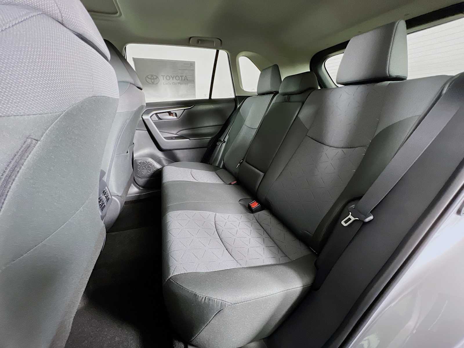 2025 Toyota RAV4 XLE - Photo 13