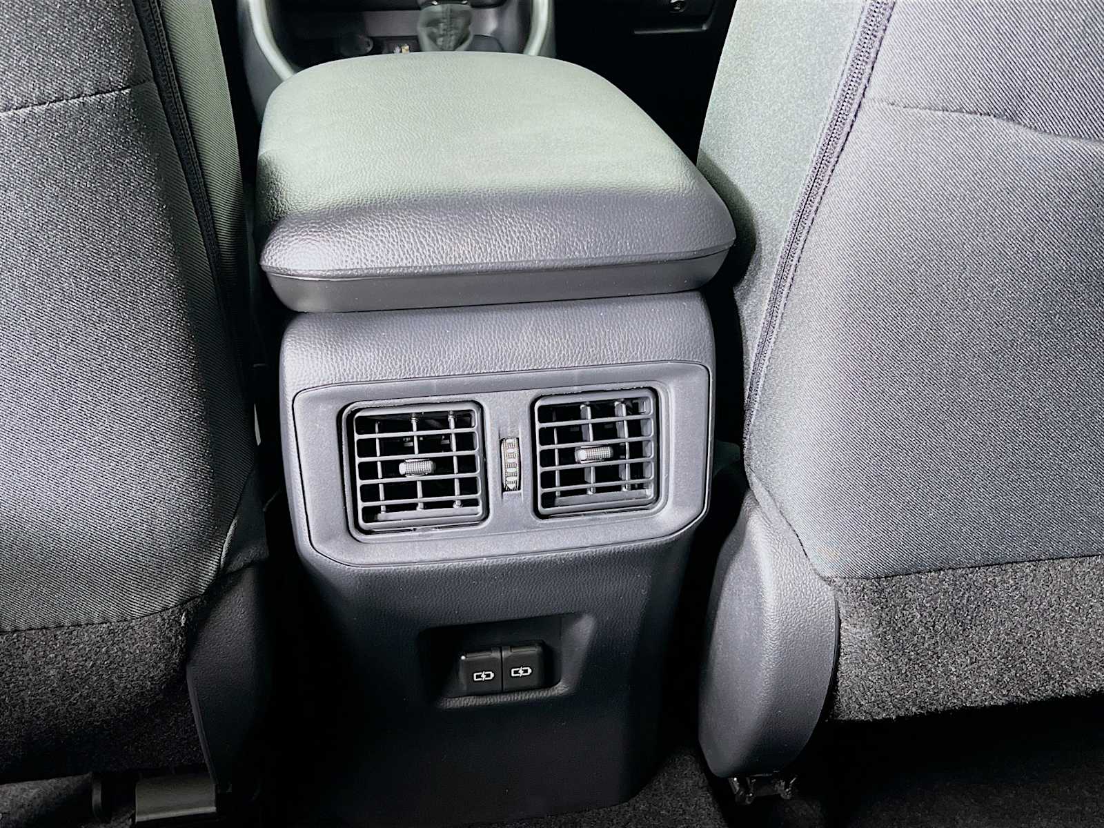 2025 Toyota RAV4 XLE - Photo 14