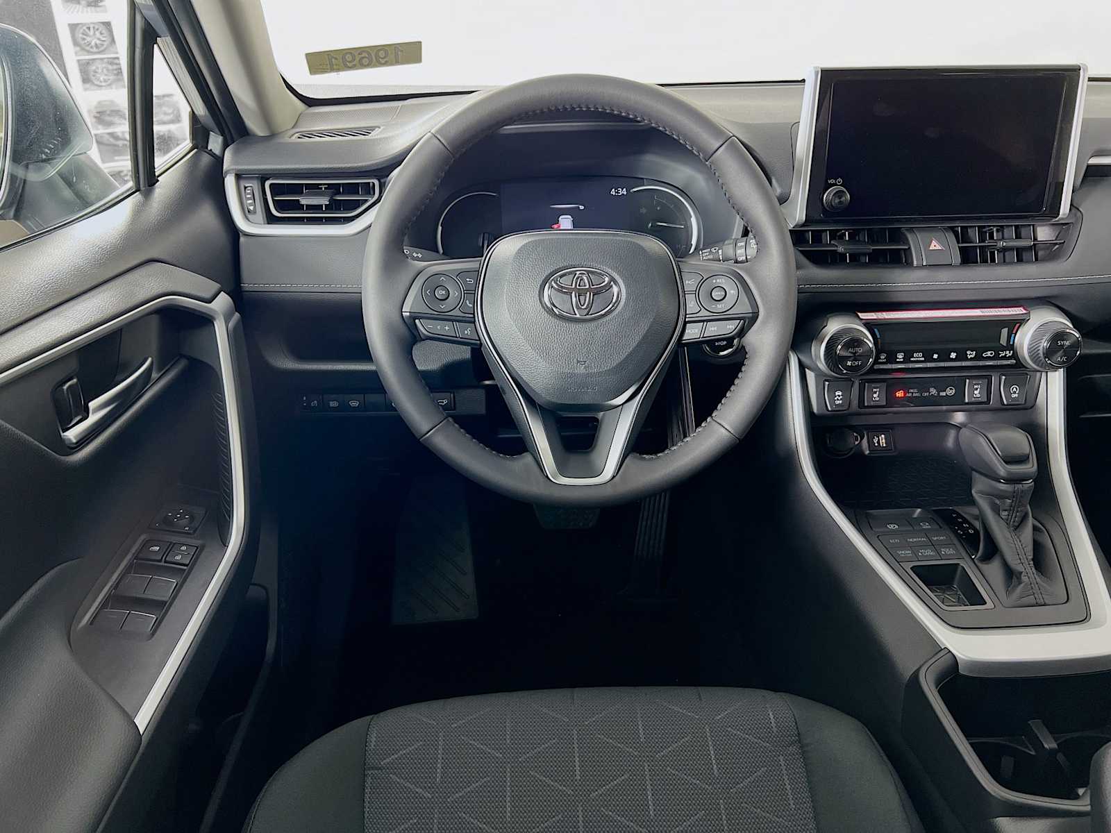 2025 Toyota RAV4 XLE - Photo 15