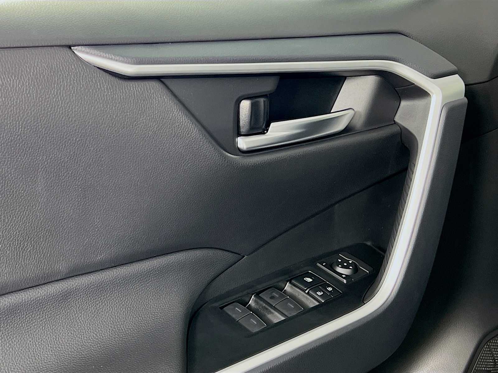 2025 Toyota RAV4 XLE - Photo 16