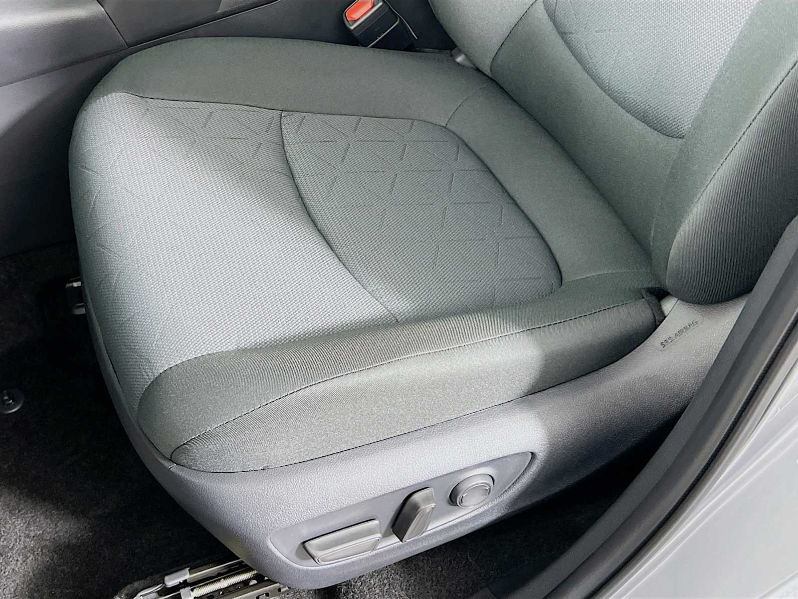 2025 Toyota RAV4 XLE - Photo 17