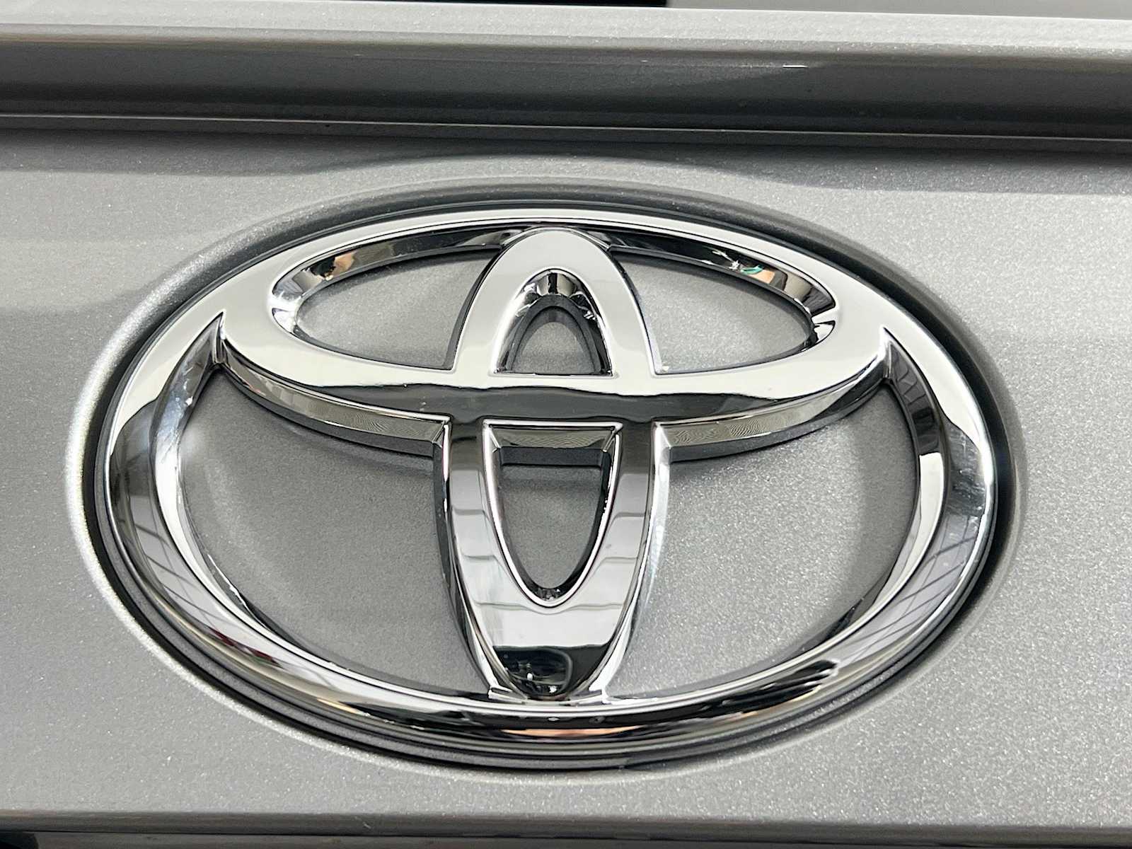 2025 Toyota RAV4 XLE - Photo 18
